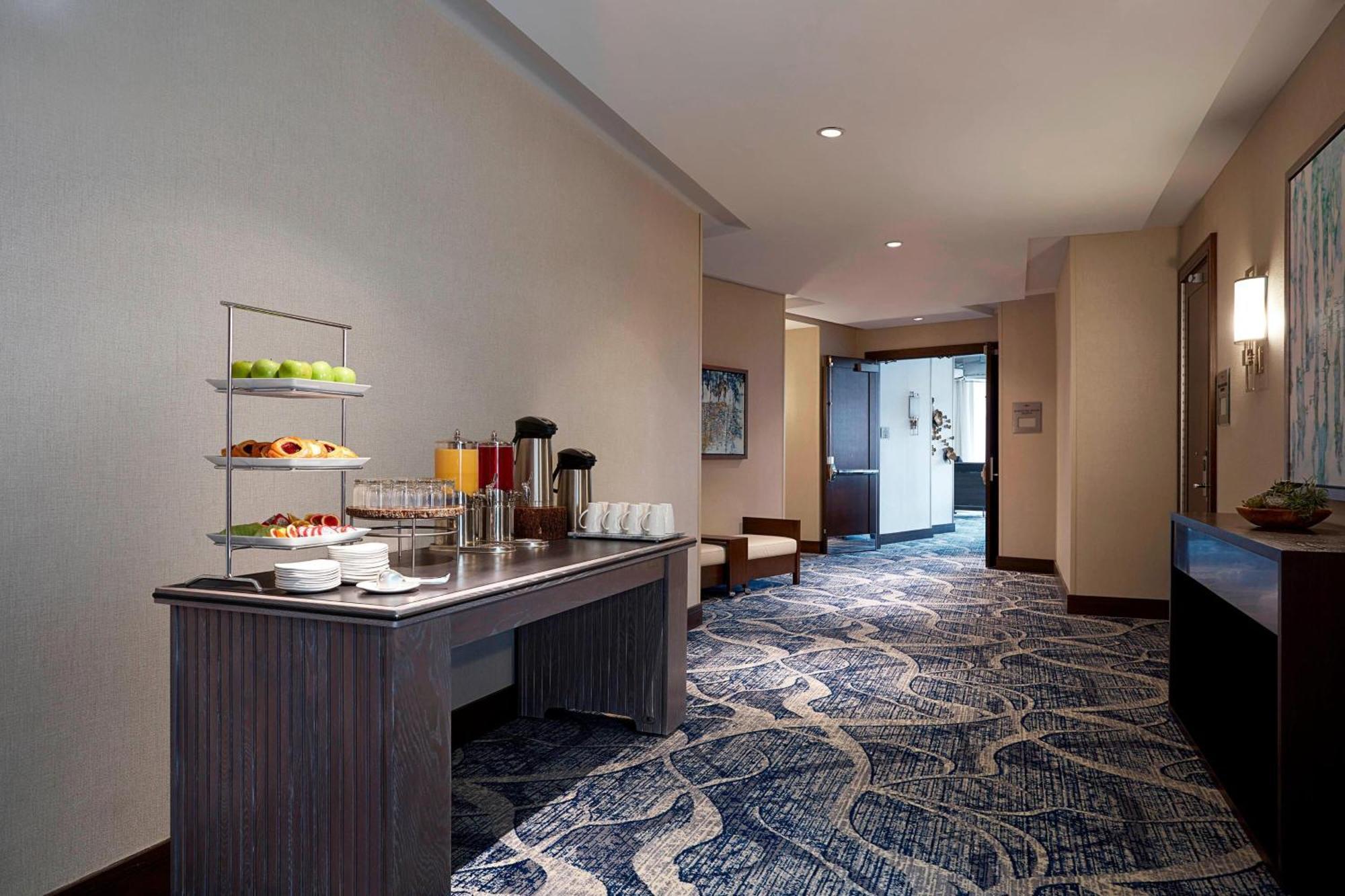 Отель Ithaca Marriott Downtown On The Commons Экстерьер фото