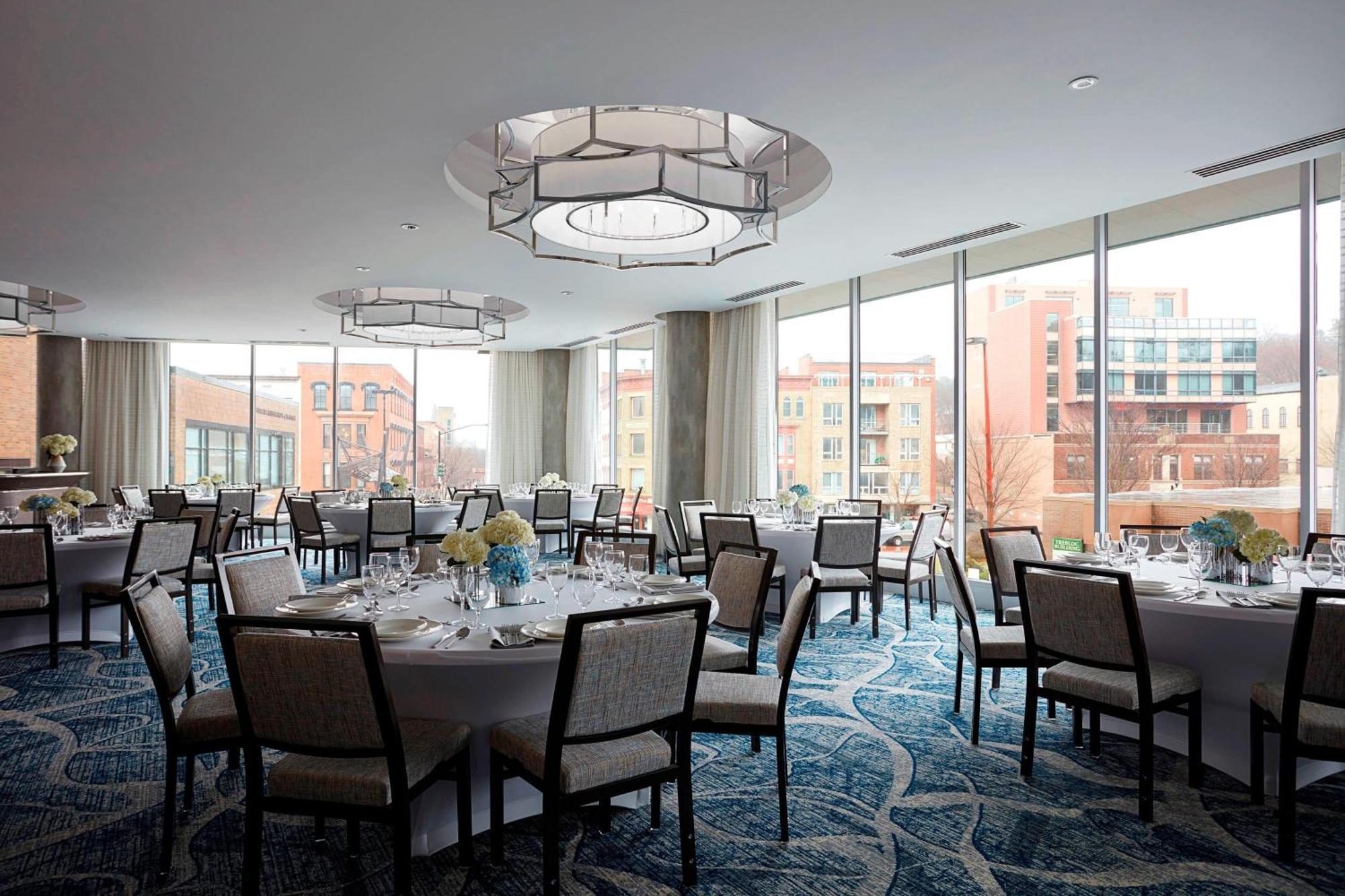Отель Ithaca Marriott Downtown On The Commons Экстерьер фото