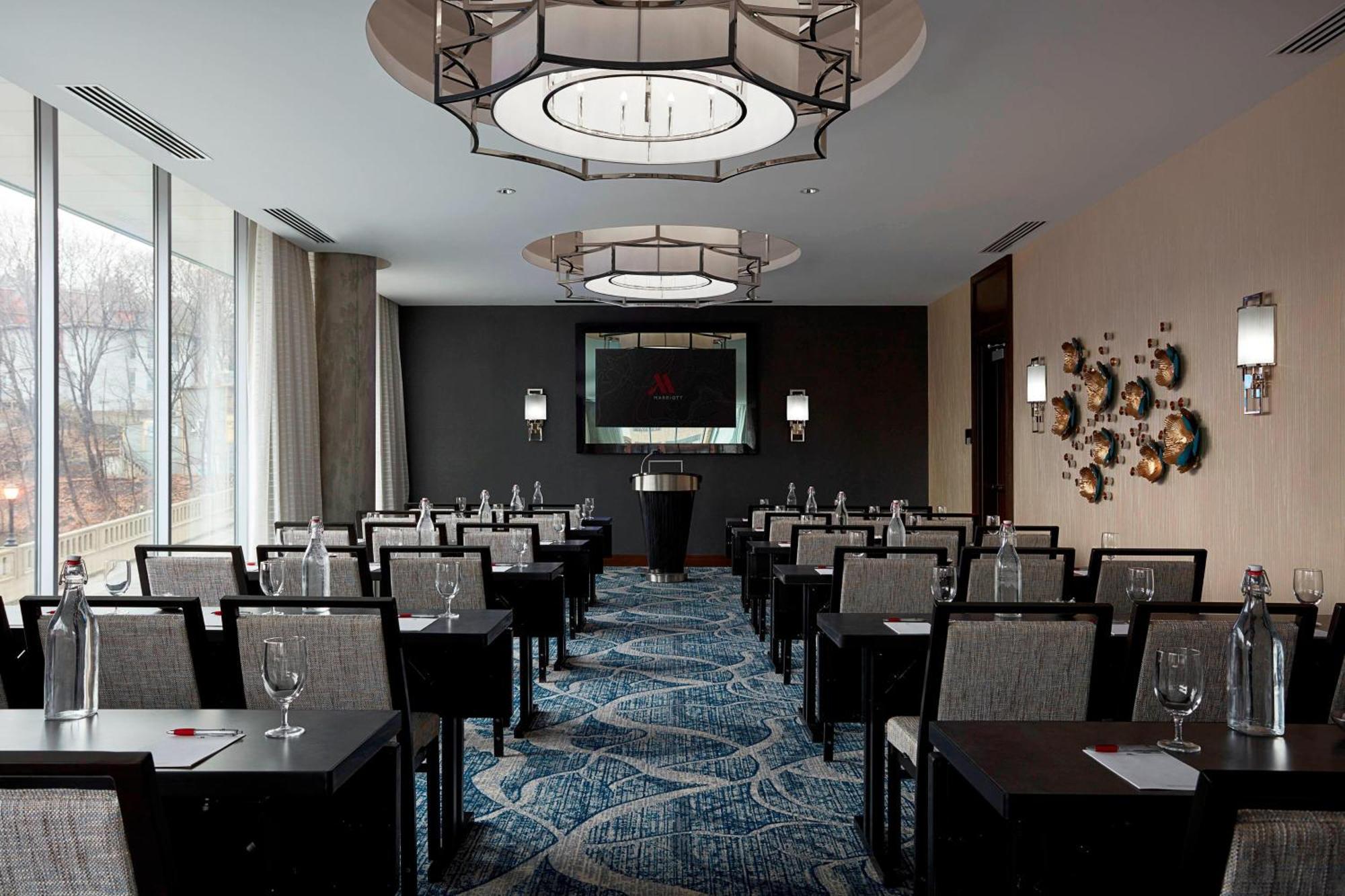 Отель Ithaca Marriott Downtown On The Commons Экстерьер фото