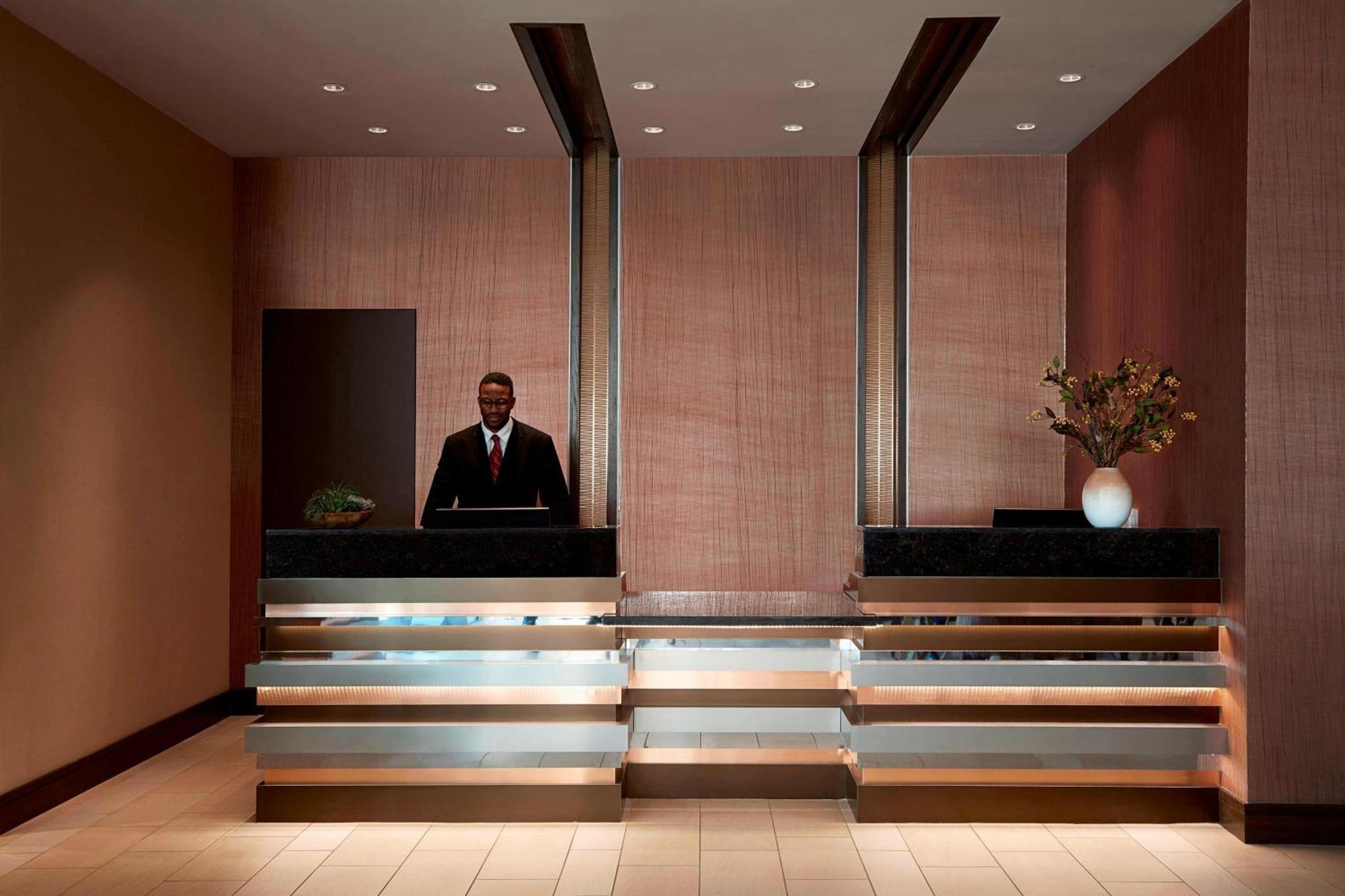 Отель Ithaca Marriott Downtown On The Commons Экстерьер фото