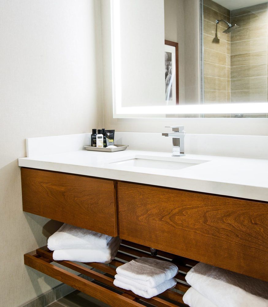 Отель Ithaca Marriott Downtown On The Commons Экстерьер фото
