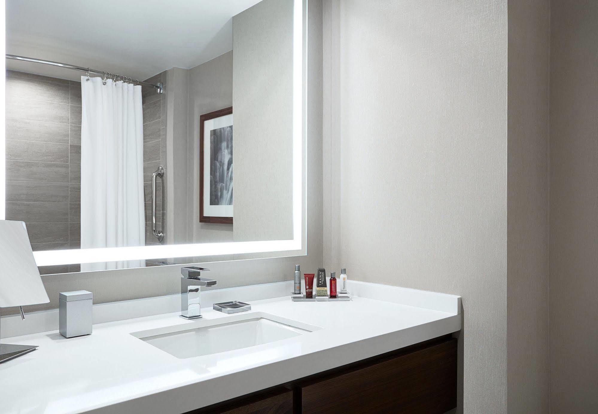 Отель Ithaca Marriott Downtown On The Commons Экстерьер фото