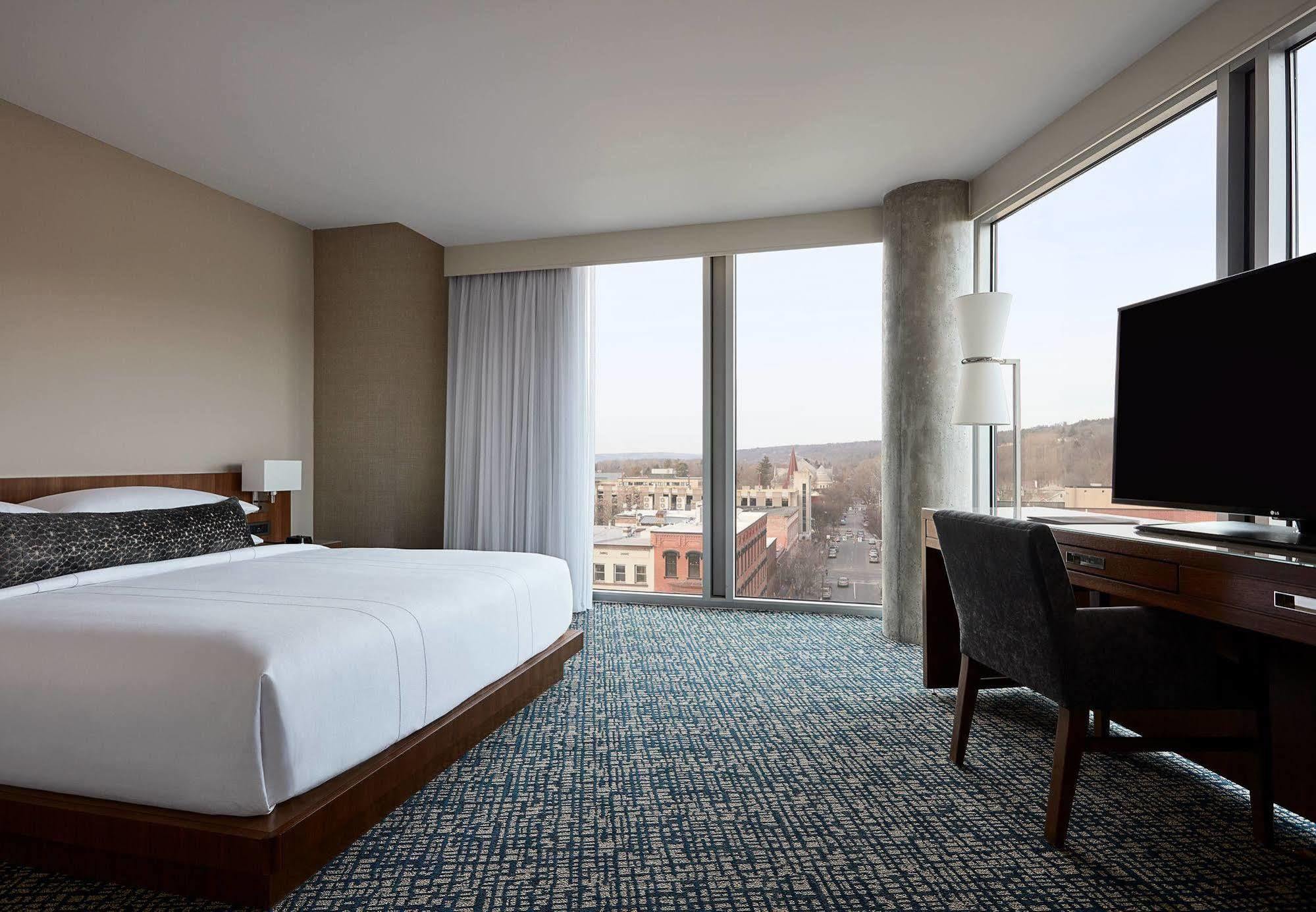 Отель Ithaca Marriott Downtown On The Commons Экстерьер фото